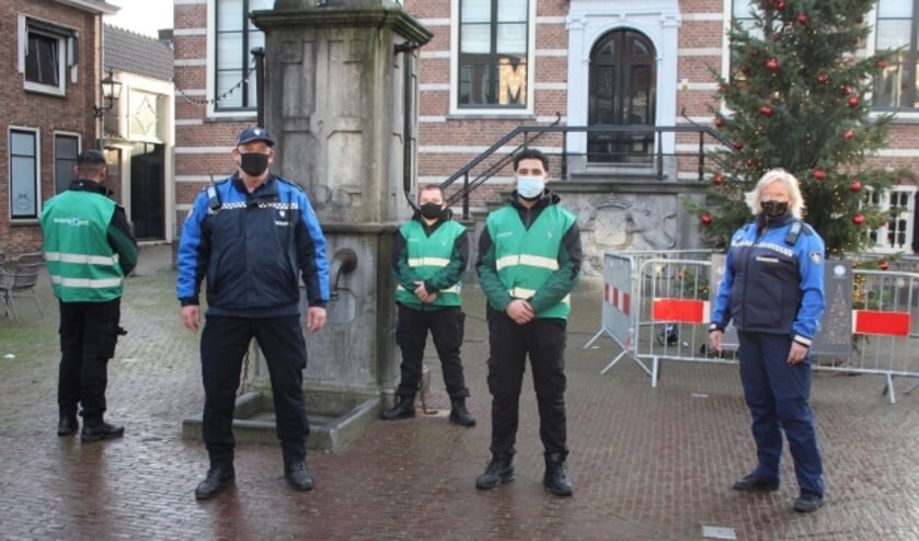 <p>De handhavers hebben het tijdens hun dienst niet altijd makkelijk. “We snappen de irritaties heel goed, uiteindelijk moeten wij ons na de dienst ook aan die maatregelen houden.” (Foto: Lysette Verwegen)</p>