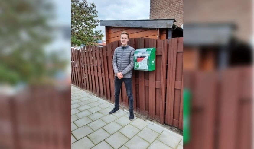 <p>Jasper bij de AED in de Schilderbuurt. </p>