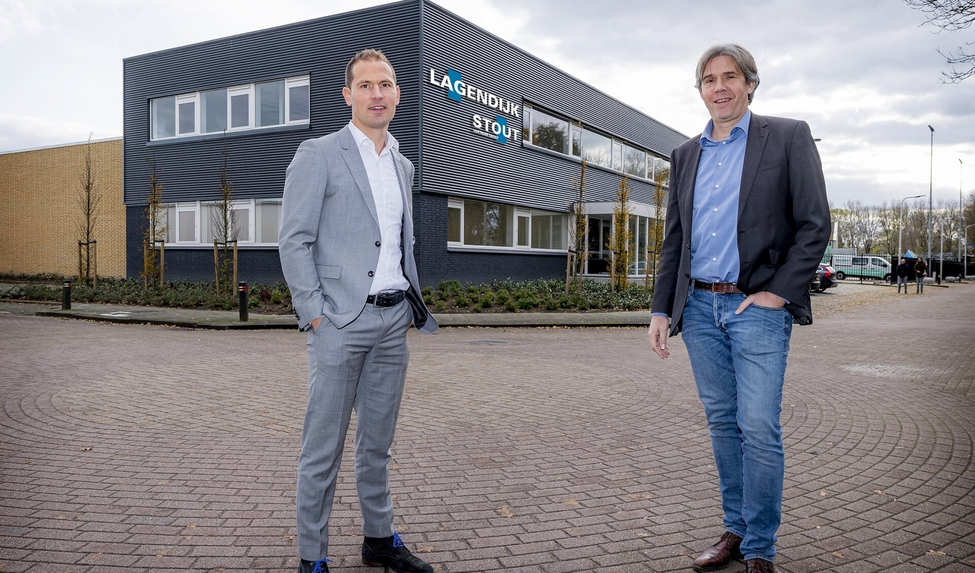 • Gert-Jan Lagendijk (links) en Rob Doets voor de nieuwe huisvesting aan de Beyerinckstraat in Sliedrecht.