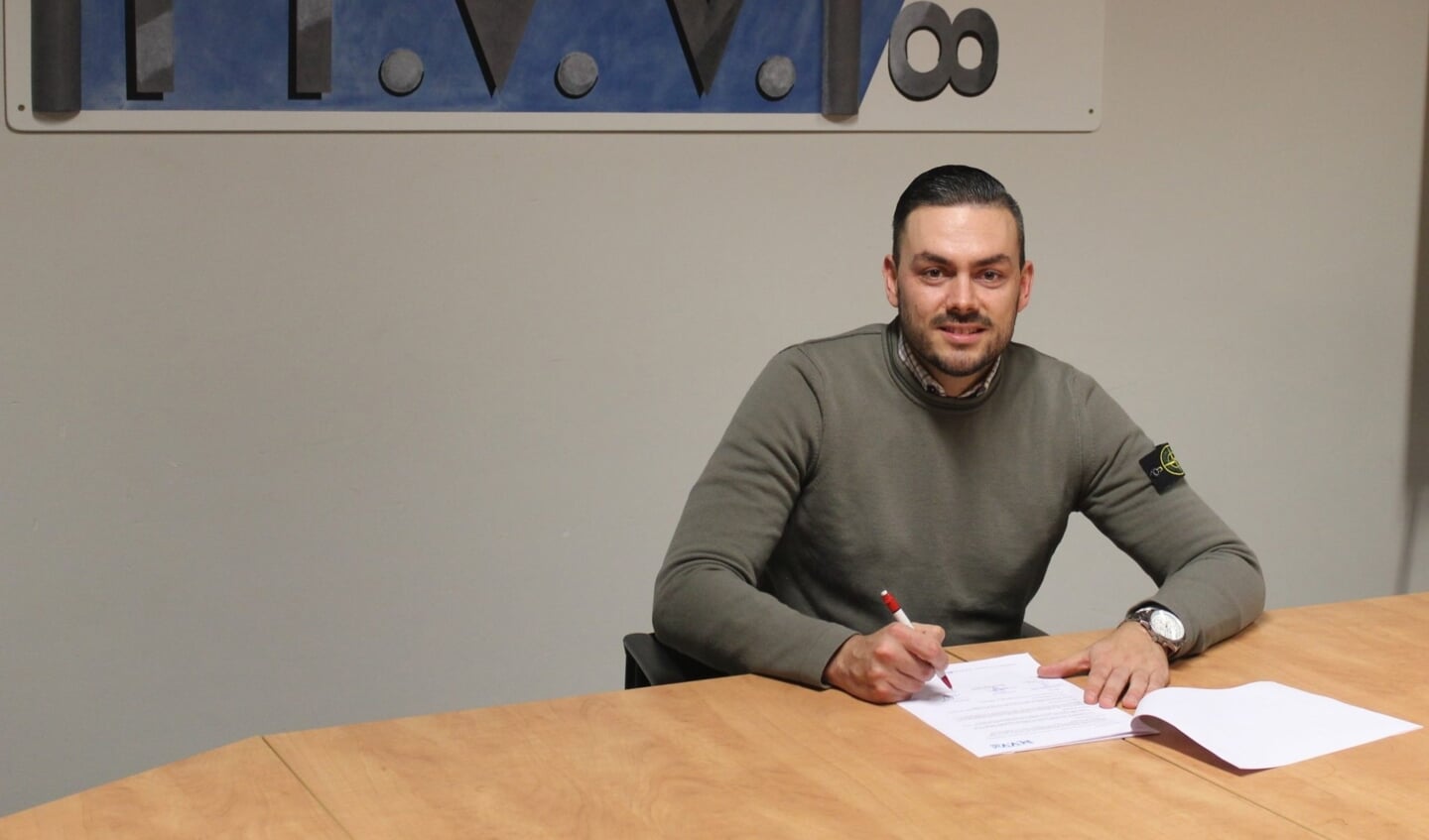 • Michael van Eijndhoven tekent zijn contract bij MVV'58.