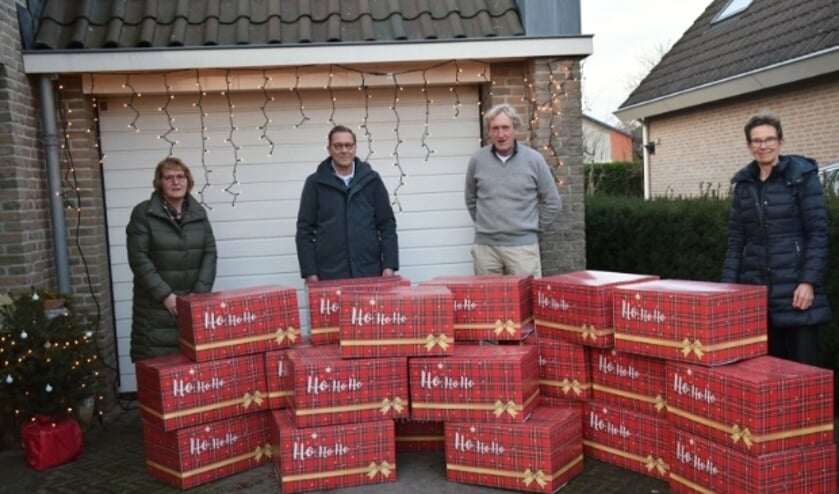 <p>Jan Terberg (tweede van rechts) overhandigde namens de Terberg Foundation de kerstpakketten aan medewerkers van dagopvang De Warmtebron. (Ingezonden foto).</p>