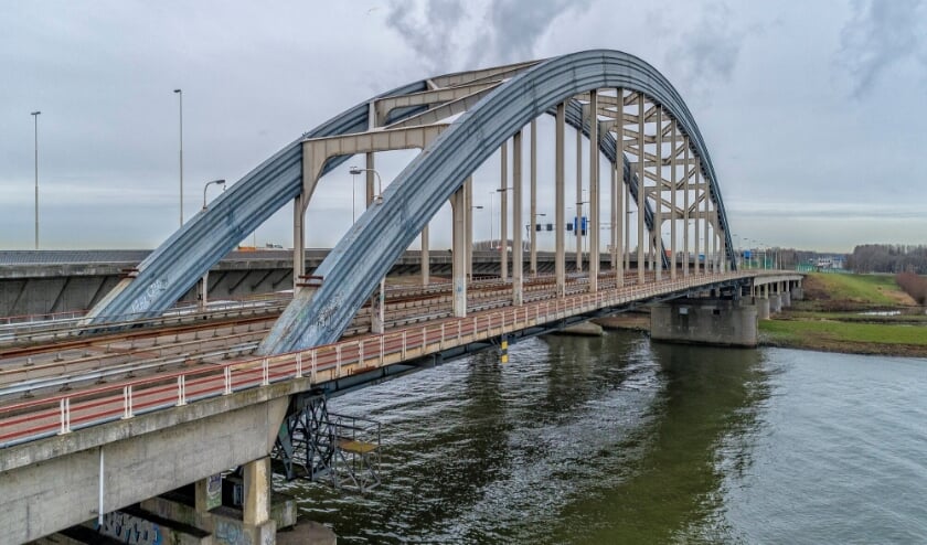 <p>• De boogbrug bij Vianen. </p>