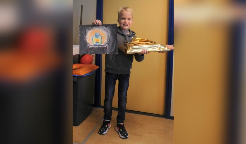 • Boaz Hakkesteeg met zijn kunstwerk en de prijs.