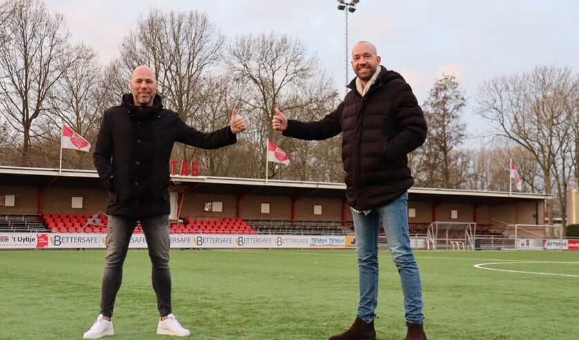 <p>• Michel van Oostrum (l) wordt op Molenvliet verwelkomd door TC-lid Joost Verberk.</p>