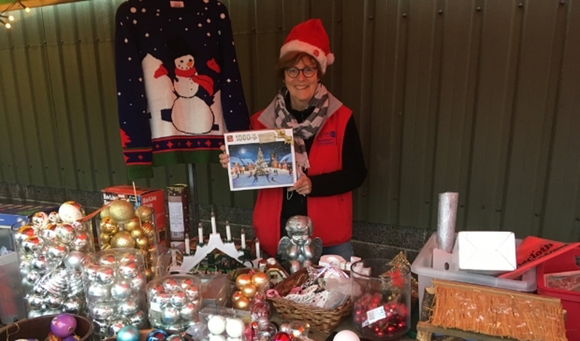 Bets van Apeldoorn bij de kerstkraam op de rommelmarkt voor Stichting Reddingsplan St. Fransiscuskerk aan de Hekendorpsebuurtweg. Foto: PR