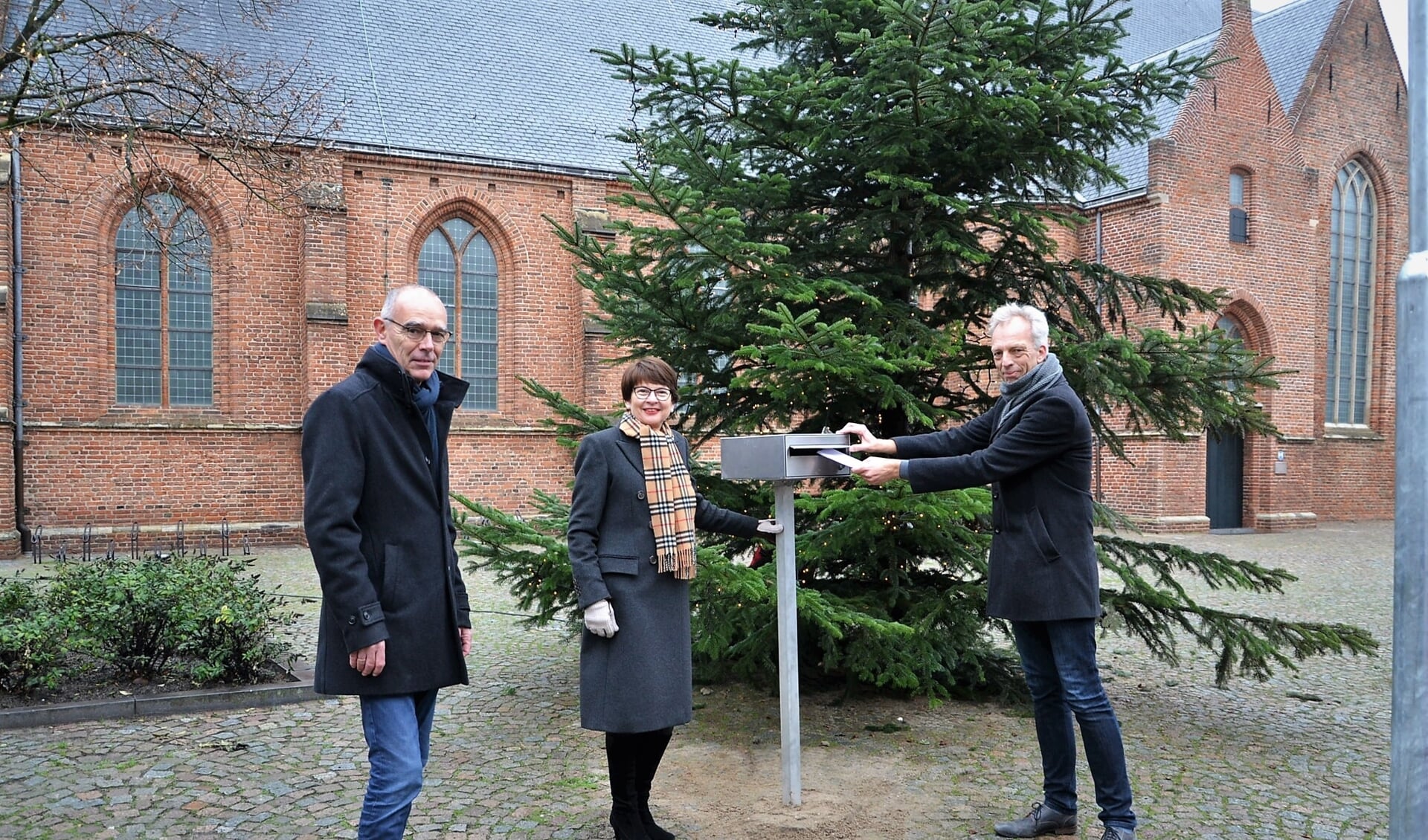 • Net als vorig jaar zal dit jaar een wensboom voor de Grote Kerk in Leerdam staan.