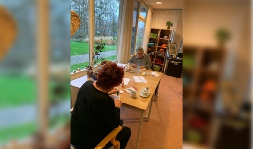 Cliënten van de Dagactiviteiten van de Zellingen zijn druk met de kerstkaartenactie.