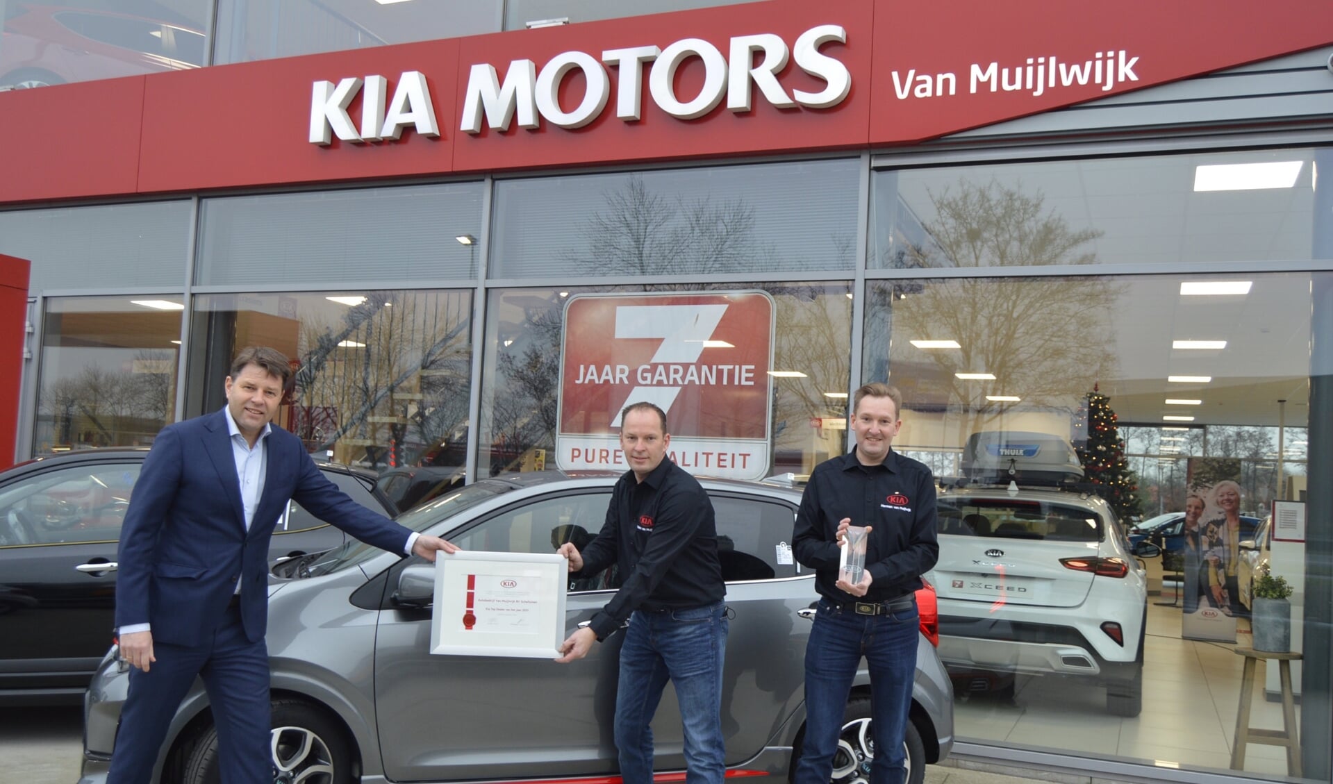 • Léan Verstoep (Kia Motors Nederland) met rechts naast hem Pieter en Herman van Muijlwijk (Autobedrijf van Muijlwijk).