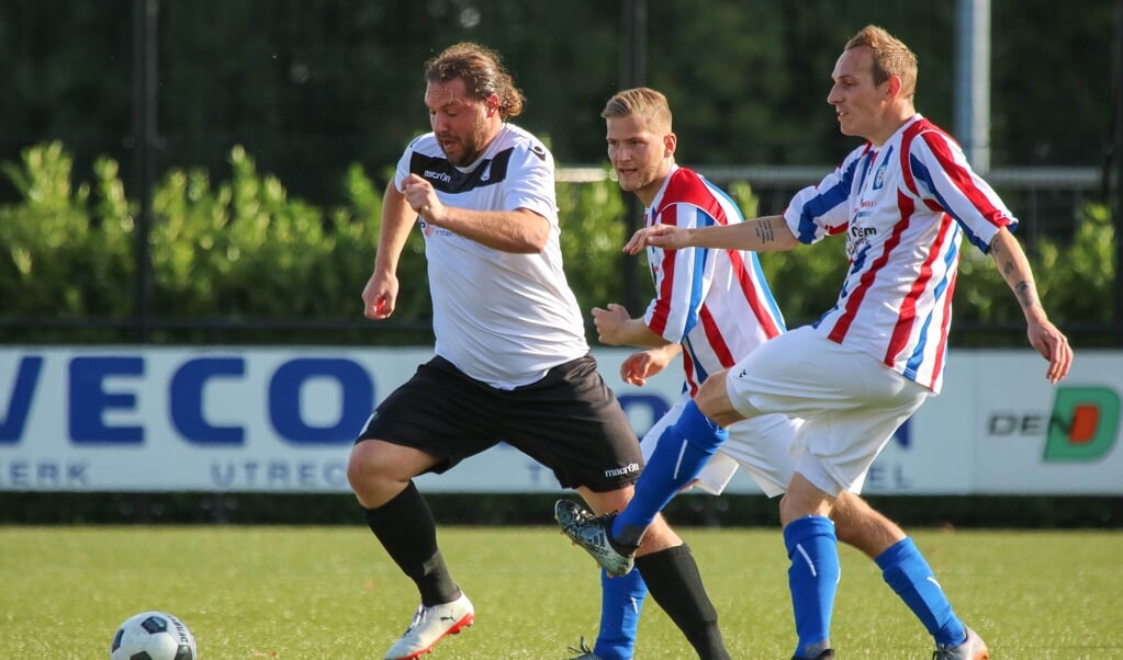 • Maarten de Bruijne (l) als actief voetballer van Sleeuwijk.