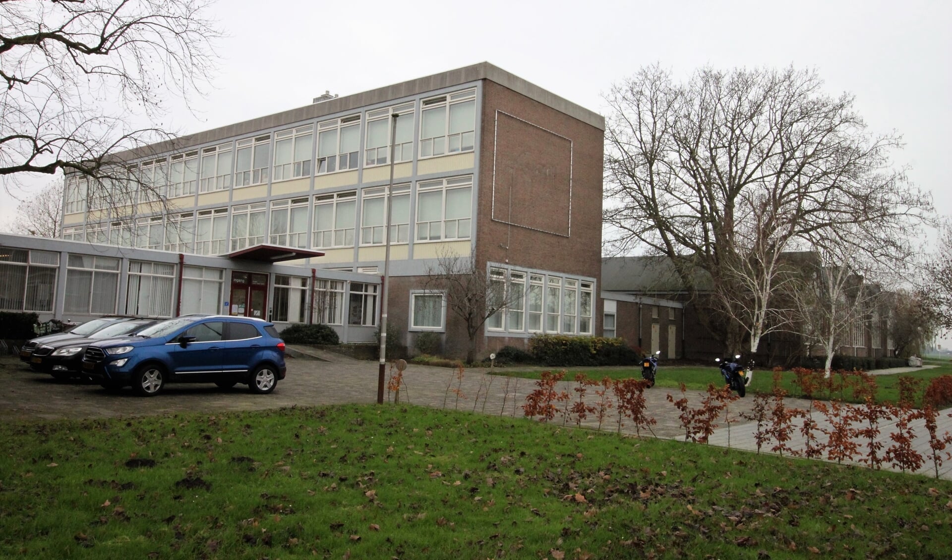 • De voormalige ambachtsschool, gebouwd in 1959, maakt onderdeel uit van het Schoonhovens College, locatie Vlisterweg.