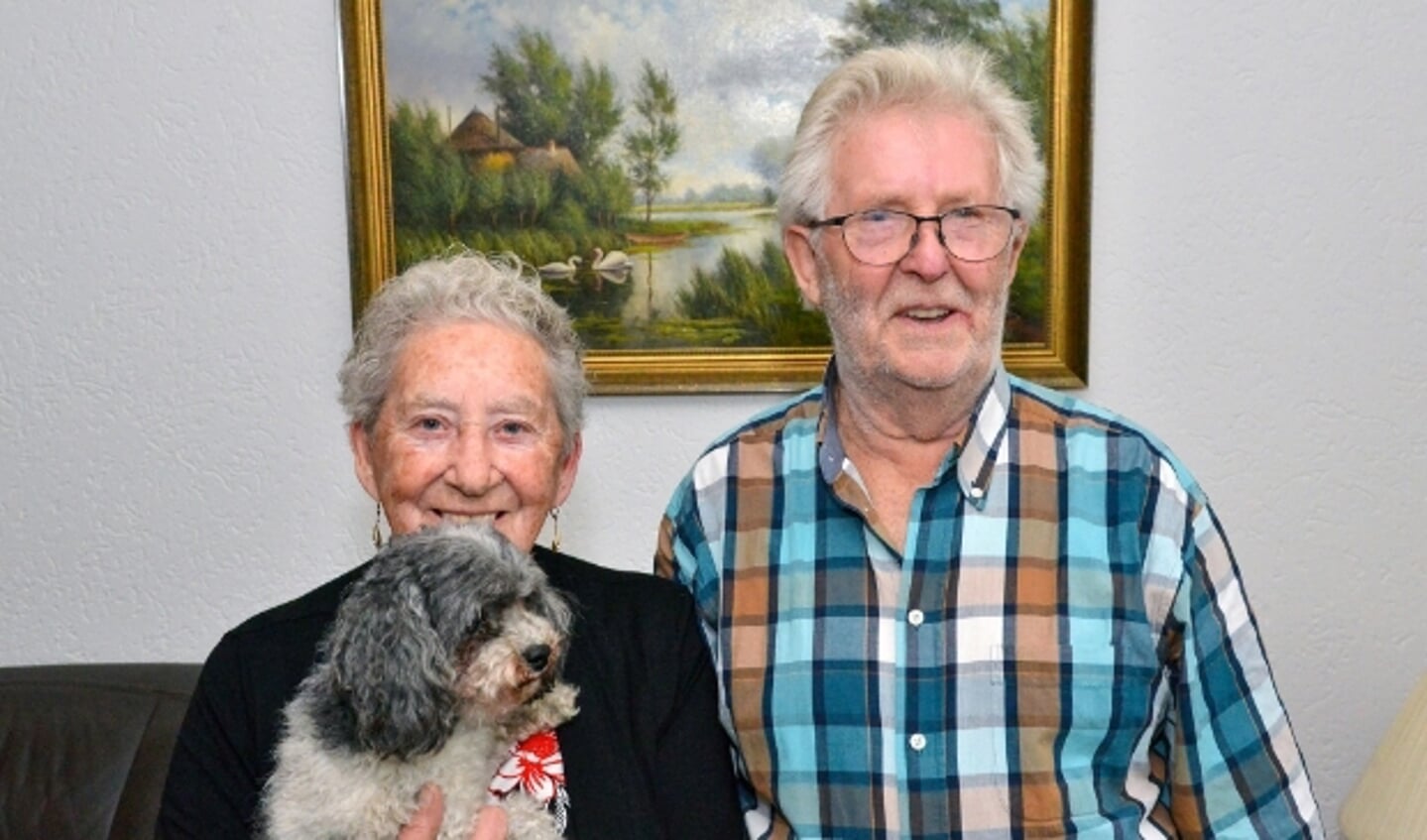 Jan Muller (bijna 82) en Riet Muller-Vermeer (80) uit Willeskop waren vorige week woensdag 60 jaar getrouwd wat ook wel een diamanten huwelijk wordt genoemd. Foto: Paul van den Dungen
