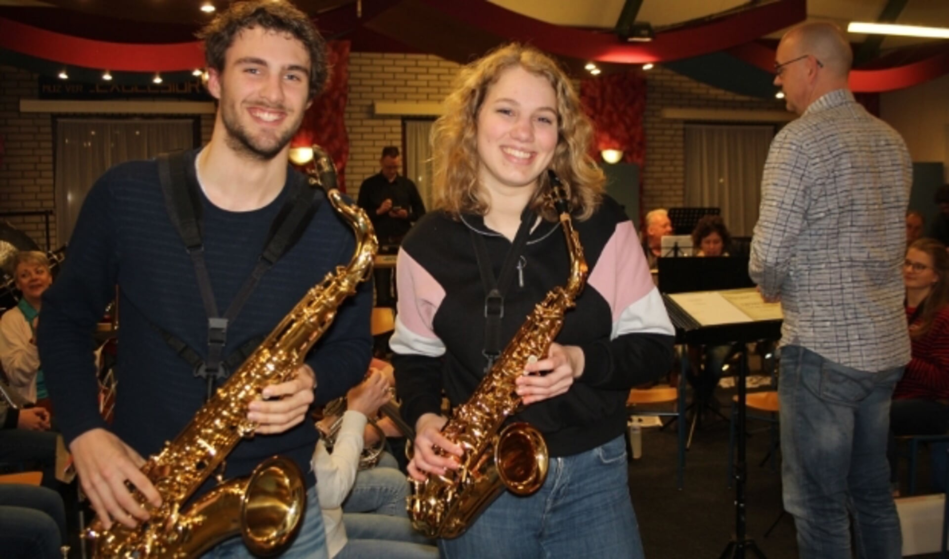 Branco en Karlijn zijn twee van de negen jonge solisten die het concert van Excelsior tot een swingende uitvoering maken. (Foto: Lysette Verwegen)