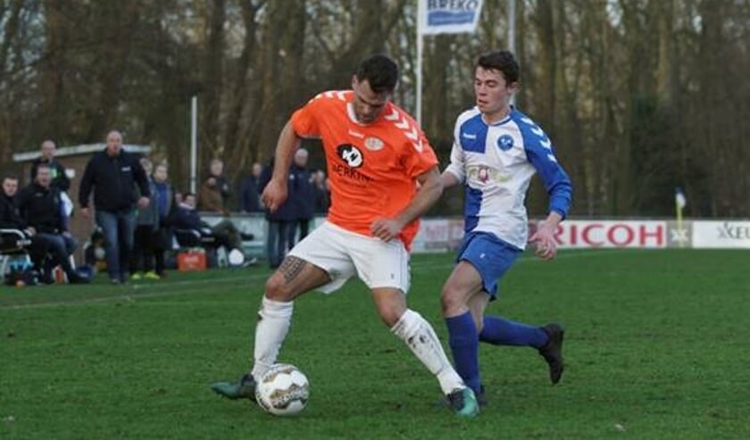 • Altena (op de foto in actie tegen Drechtsteek) speelt zaterdag de topper tegen EBOH.