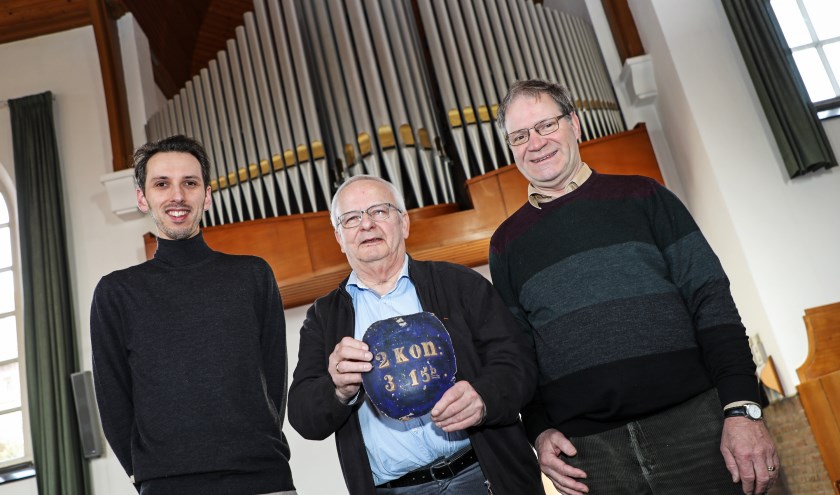 • Conservator Roland Gielisse van Museum Stadskasteel, Peter Kerkhoff van de hersteld hervormde kerk en Harrie Kessel, bestuurslid van het museum met het bordje.