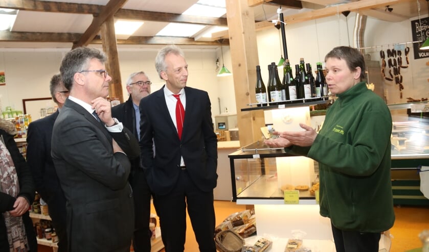 • Saskia Heikoop van De Groene Geer vertelde aan cdk Oosters en aan burgemeester Fröhlich vol passie over het biologische boerenbedrijf in Nieuwland.