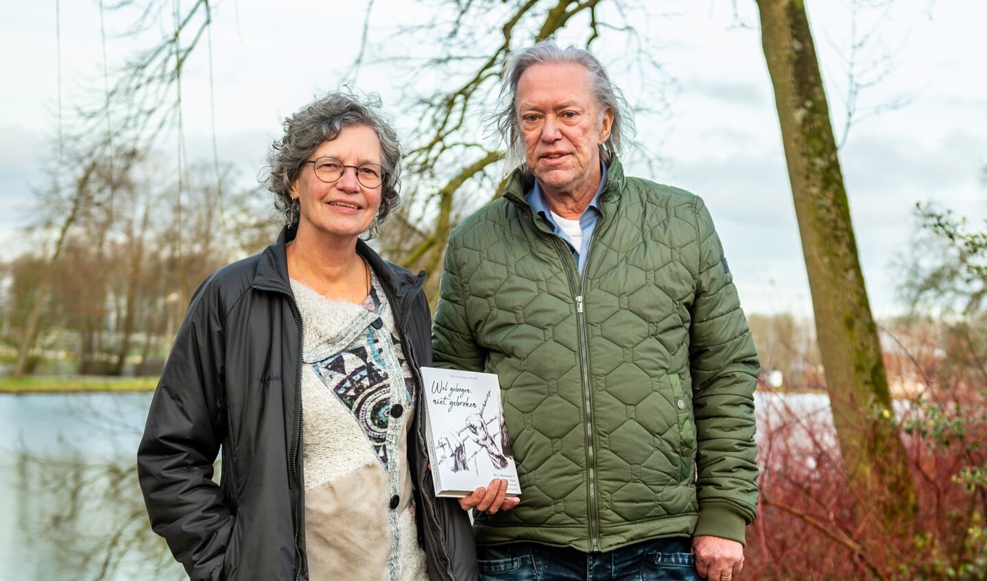 • Betty Bastiaans en Carel de Mari met hun boek over verzetsheld Henk Bastiaans, vader van Betty.