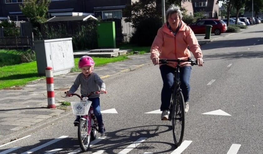 Vanaf ongeveer 5 jaar kunnen kinderen prima onder begeleiding naar school fietsen.