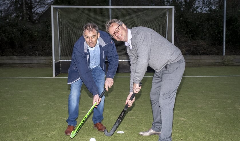 • De gaande en komende voorzitter op het hockeyveld.
