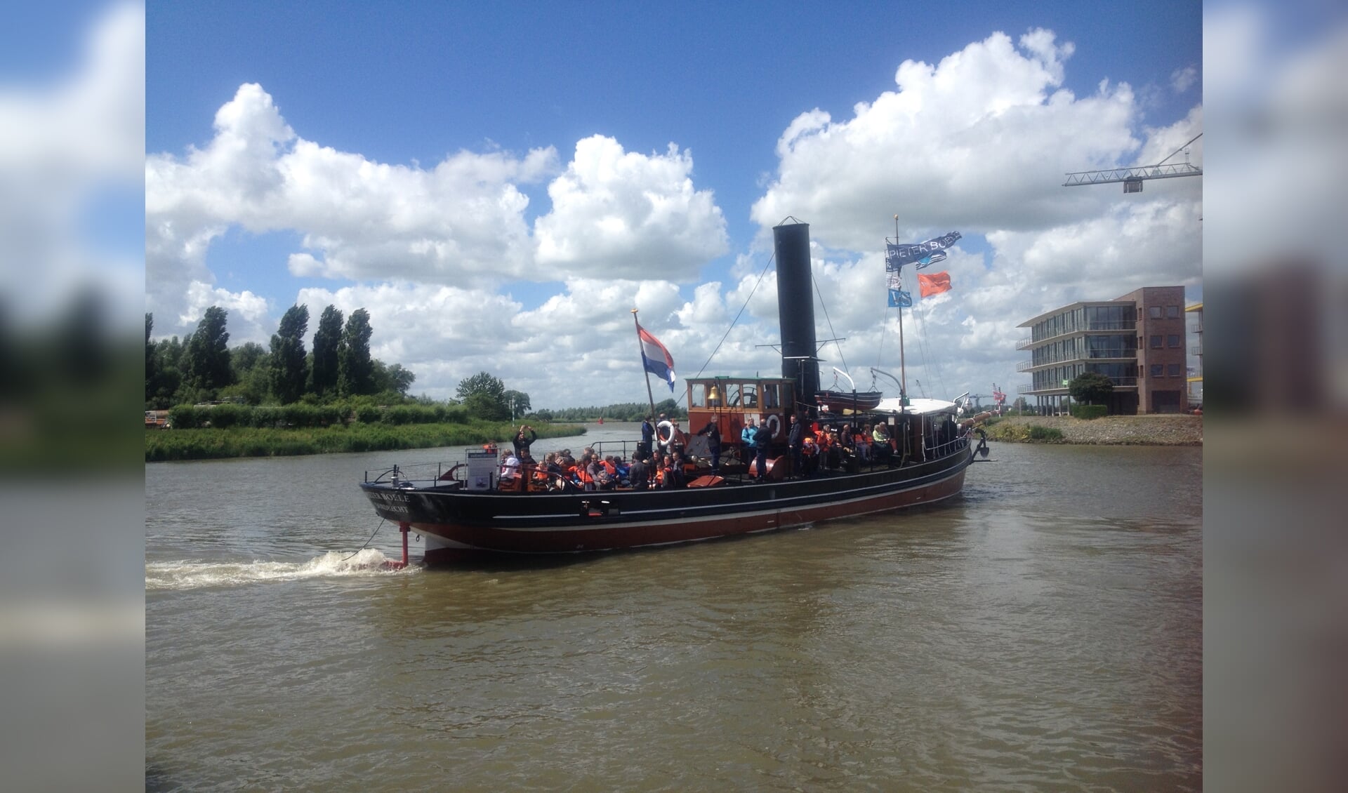 • De stoomsleper Jan de Sterke, die in 2016 boottochtjes maakte door de Werkendamse havens.
