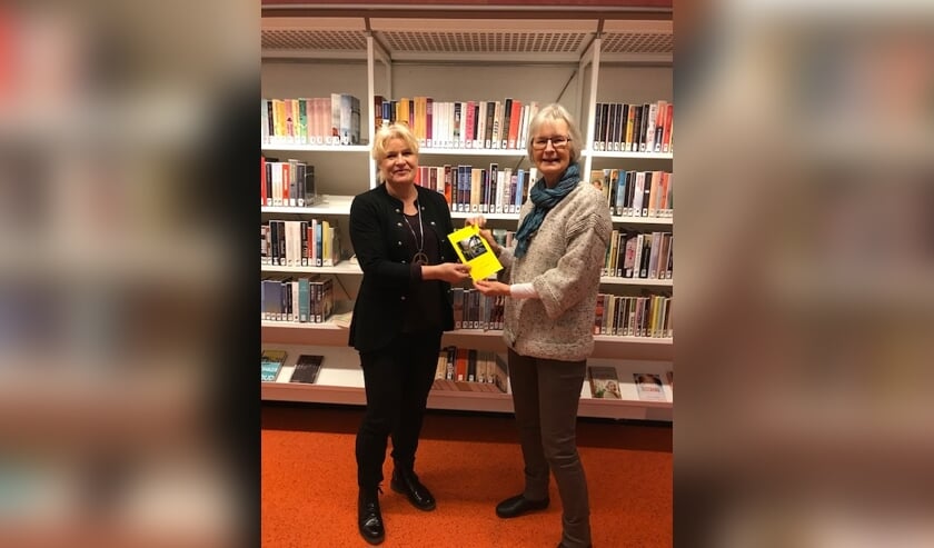 • Bep van Veenendaal (rechts) overhandigt haar boekje aan Thea de Jong.