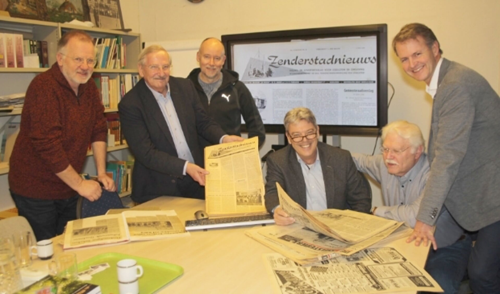 Het bestuur van het Roest Crollius Fonds verdiepte zich met Bart Rietveld en Hans Pillen van de HKIJ (links) in de eerste papieren jaargang van Zenderstreeknieuws. (Foto: Lysette Verwegen)