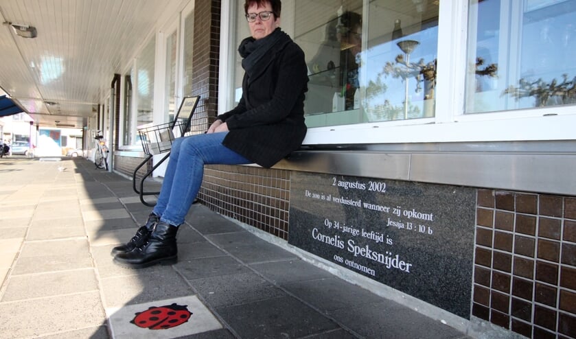 • Op de gevel van de winkel liet Ali’s vader ooit een plaquette metselen, ter herinnering aan zijn vermoorde zoon Cornelis.