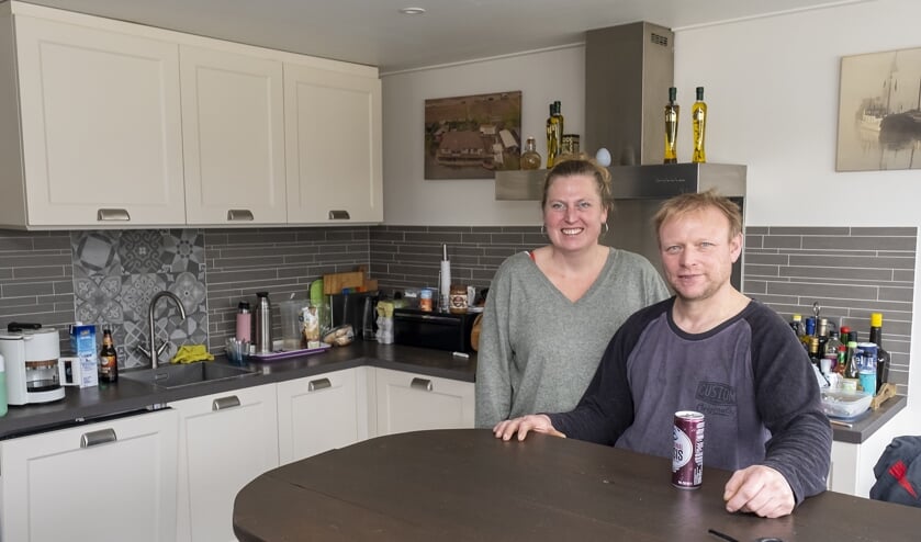 • Kelly van Baaren en Wout Otterspeer in de keuken die ze gratis kregen na de brand op hun woonark..
