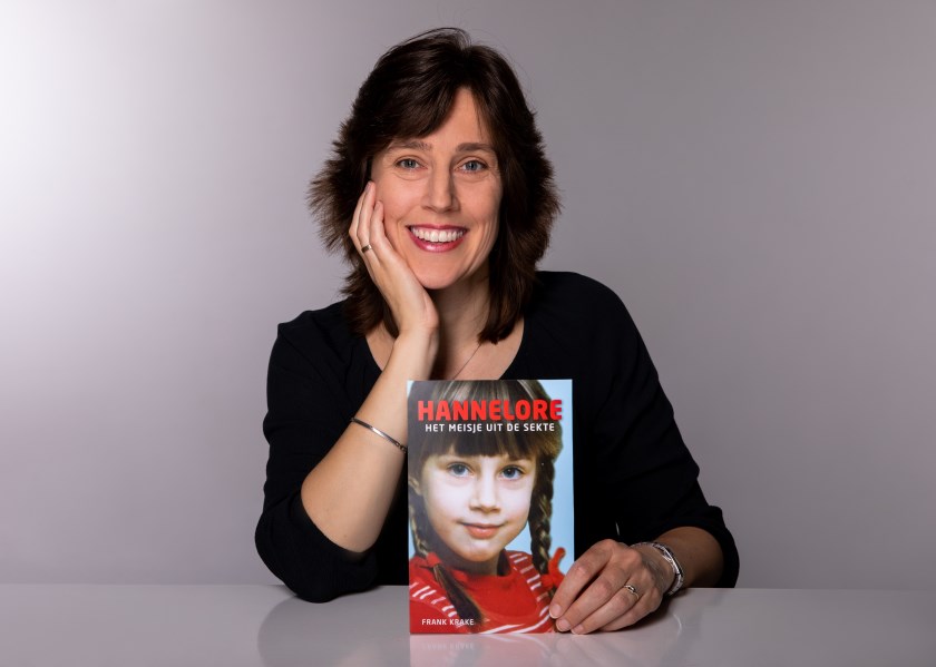• Hannelore met het boek, geschreven door Frank Krake.