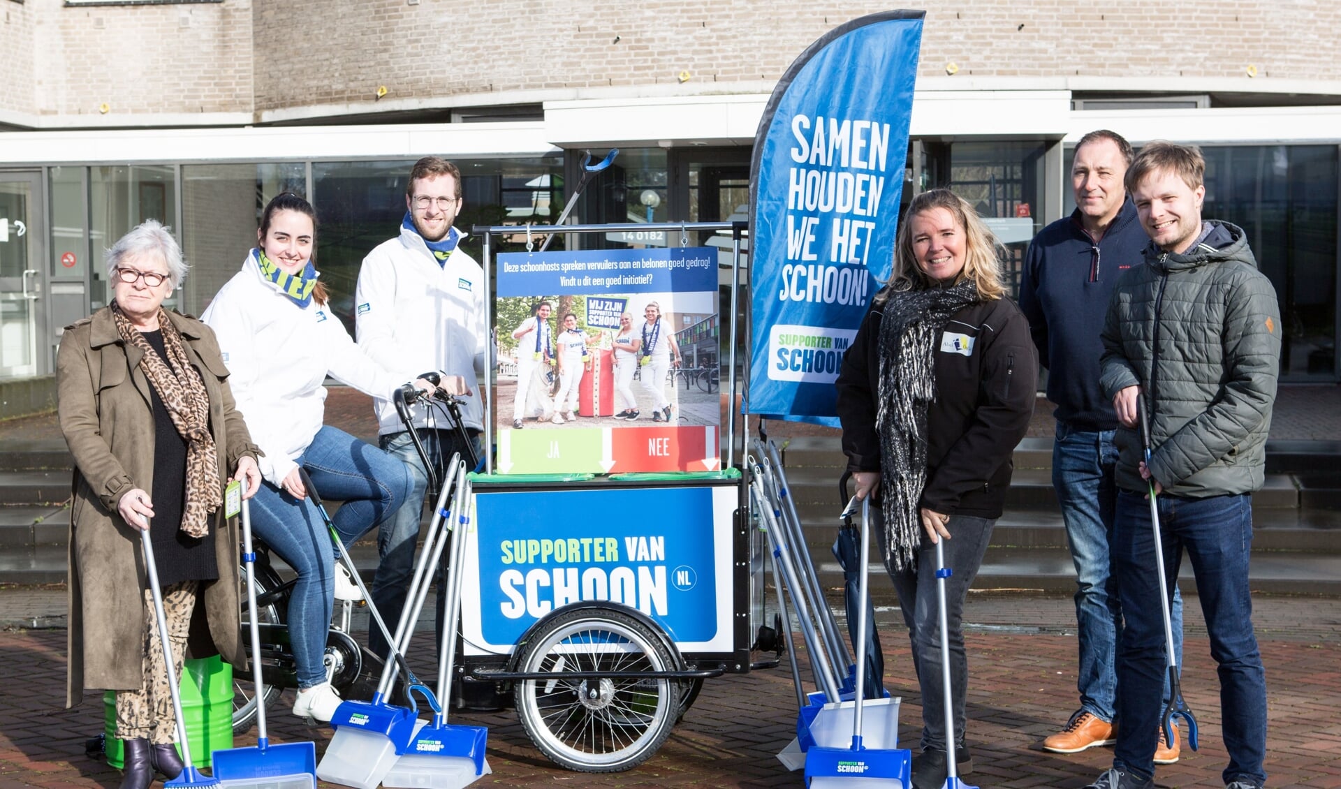 • Wethouder Janette Hofman (links) ging in Lekkerkerk op pad met coaches van Stichting Krimpenerwaard Schoon.