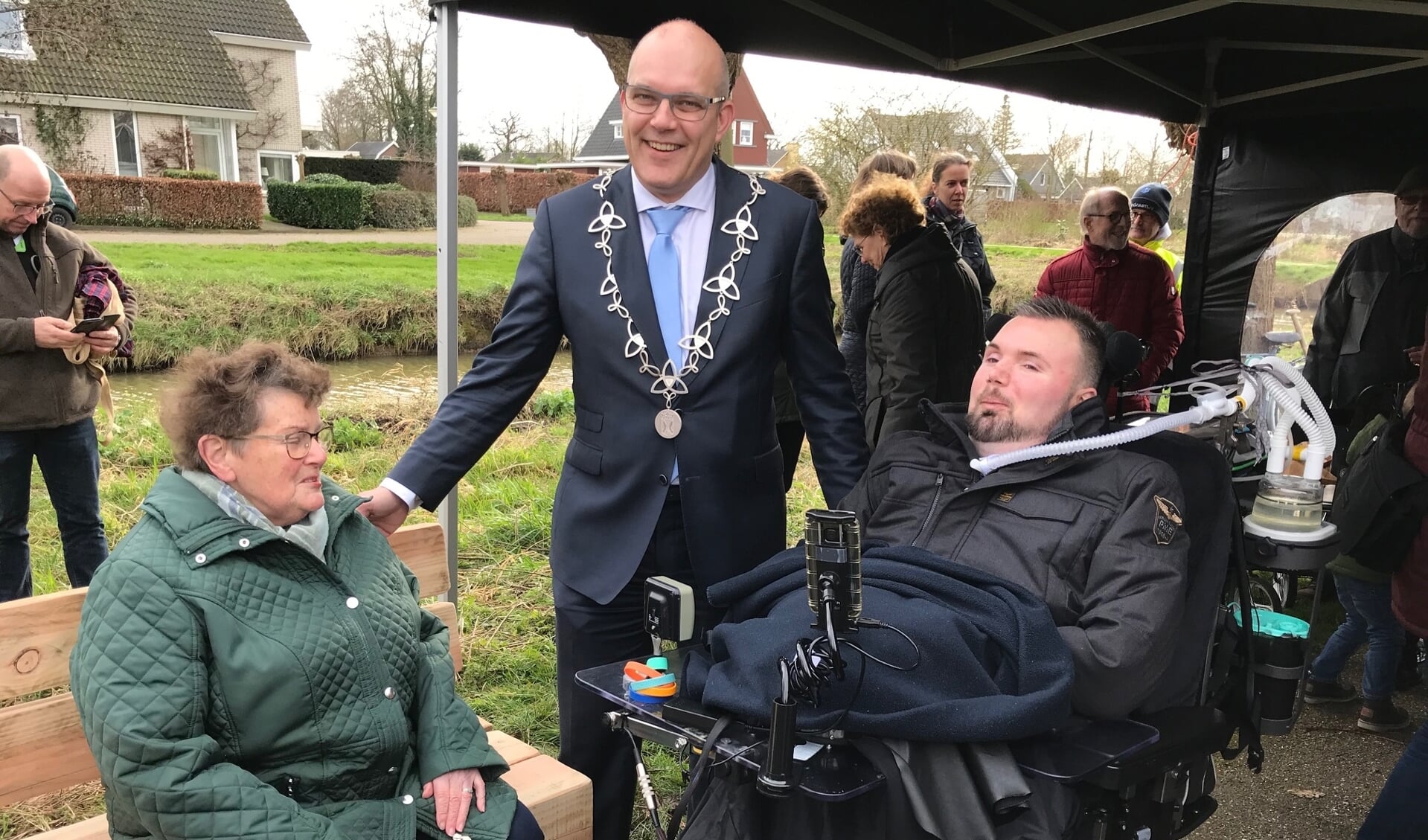 Annie Koetsier, burgemeester Egbert Lichtenberg en Roel Wigman.