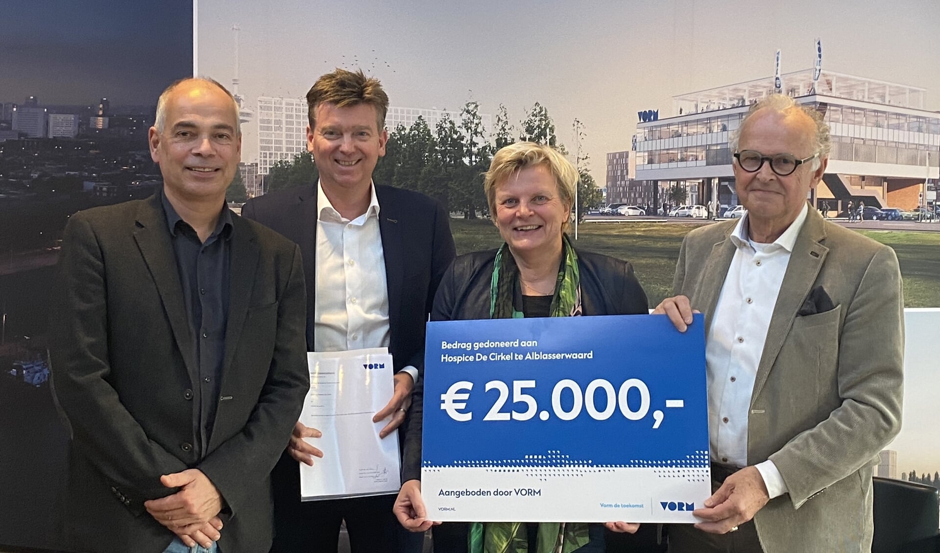 • Daan van der Vorm en Hans Meurs (directeuren van VORM) overhandigen Ad van Driel (bestuursvoorzitter) en Annelies de Back (bestuurslid) van hospice De Cirkel de cheque ter waarde van 25.000 euro.