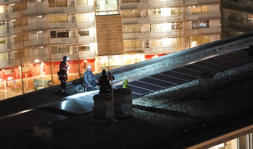 • Medewerkers van de aannemer bezig met het goed vastzetten van alle zonnepanelen.