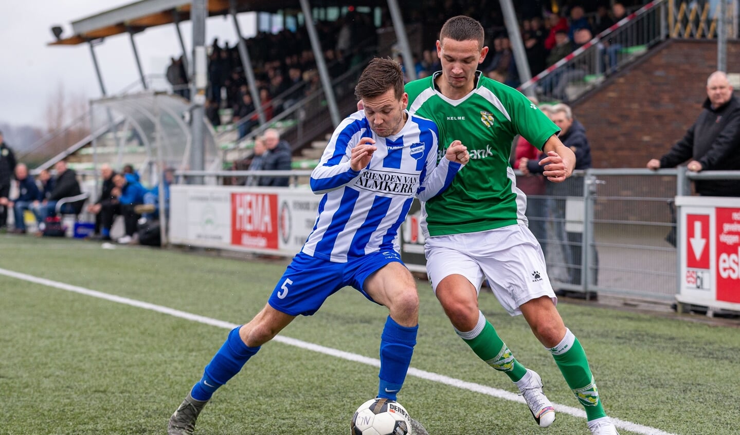 • Harold Vrolijk met Nieuw-Lekkerland in actie tegen Almkerk.