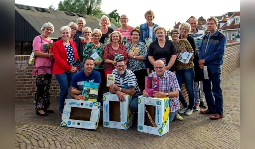 • Een deel van de vrijwilligers van Boekenmarkt Leerdam. Ook zij zoeken naarstig naar een nieuwe locatie.
