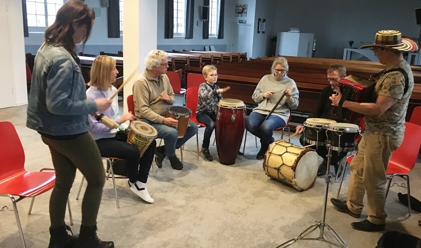 • Een percussieworkshop tijdens de Perudag.