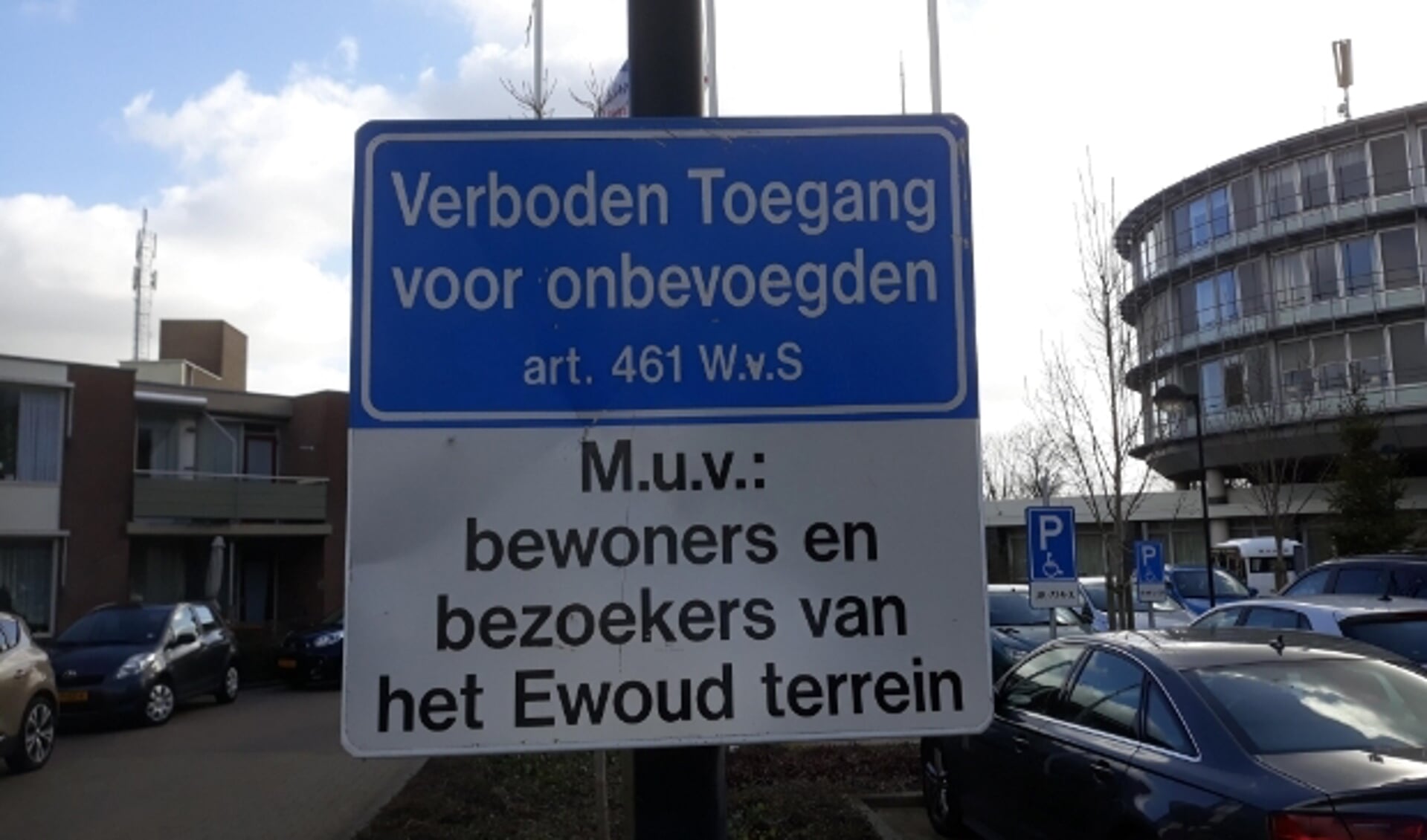 Het bord is duidelijk. Het eigen parkeerterrein van Woonzorgcentrum Ewoud is alleen voor bewoners en bezoekers.(Foto: Vecht en IJssel)