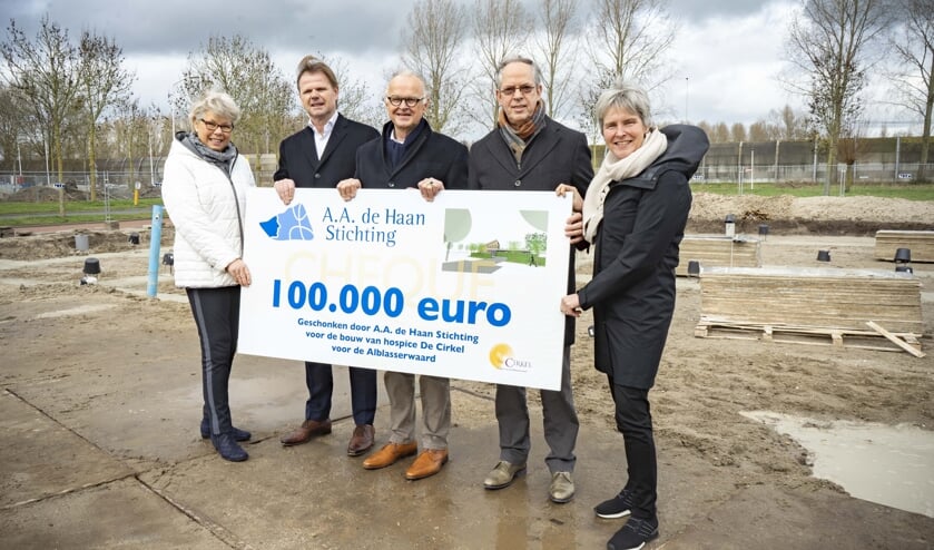 • De overhandiging van de cheque op de plaats waar de hospice gaat komen.