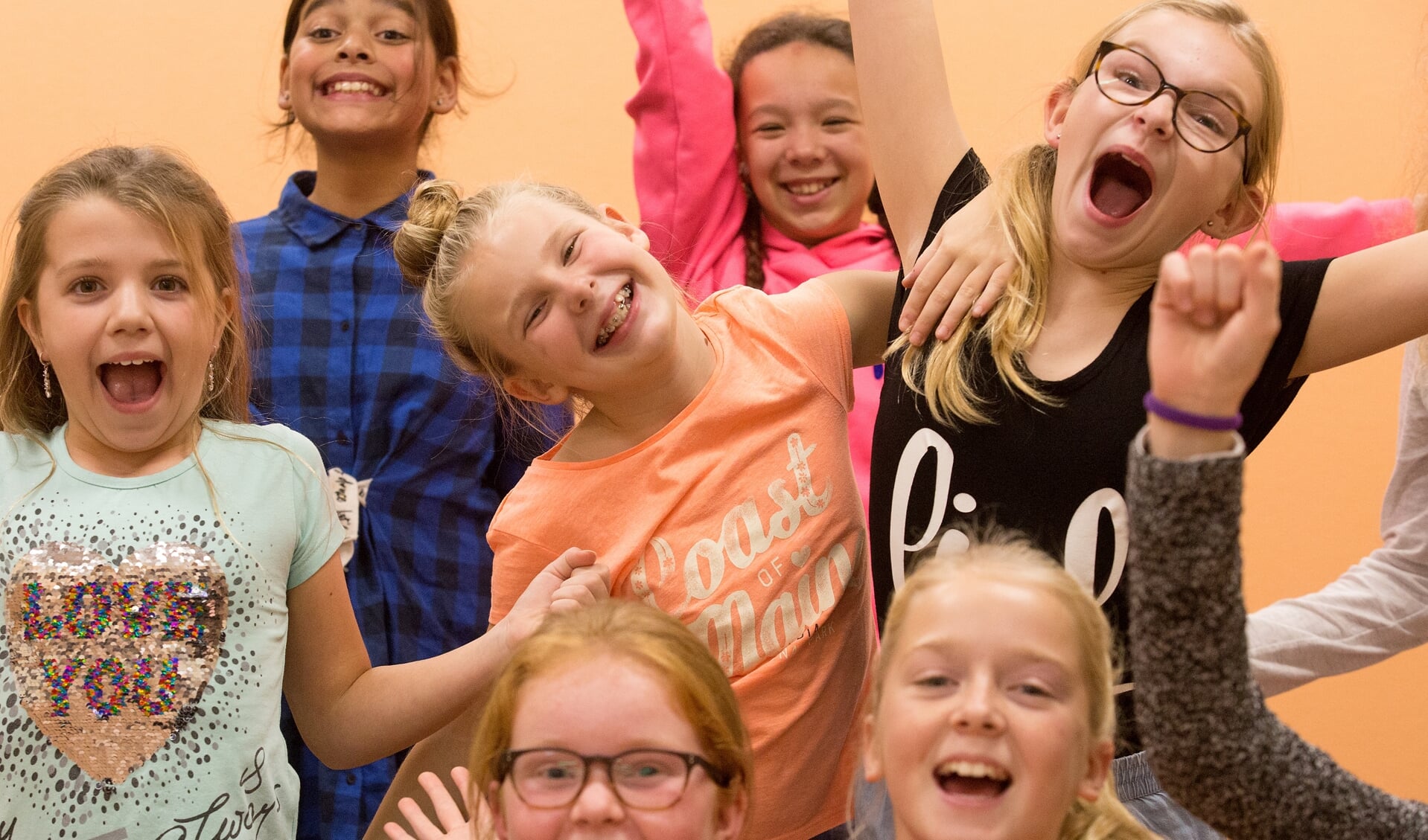 leerlingen van de Jeugdtheaterschool Zuid-Holland tijdens een theaterles.  