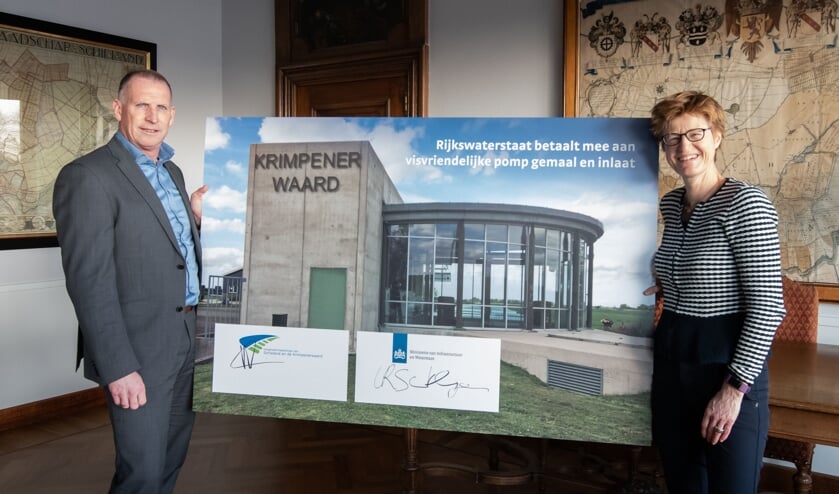 • Martin Vink van het hoogheemraadschap van Schieland en de Krimpenerwaard en Linda-Rose Santhagens van Rijkswaterstaat hebben woensdag een overeenkomst getekend die de bijdrage mogelijk maakt.