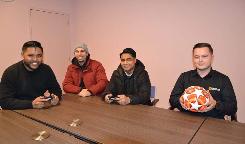 • Melvin Lopulalan, Haggai Sipahelut, Alcuola Tuankotta en namens Afternet Jeffrey Boels.