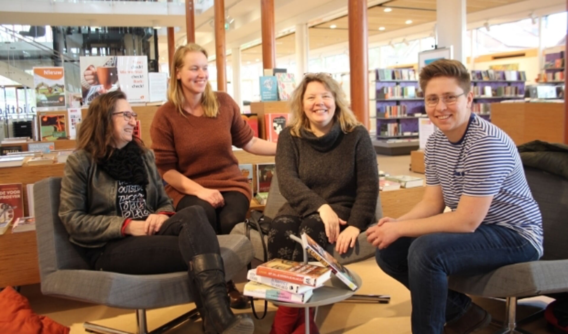 Maya Smits (links), Sylvia Borgers en Mason Hoogendoorn (beiden rechts) zijn drie van de twintig levende boeken die Ilja Bakker (midden) 'regelde' voor zaterdag 7 maart. (Foto: Lysette Verwegen)