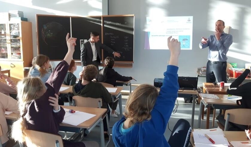 Roy Rouwhorst en Roderick de Krieger van de Rabobank West Betuwe tijdens de gastles Duurzaam Ondernemen aan leerlingen van de Johannesschool in Tiel.