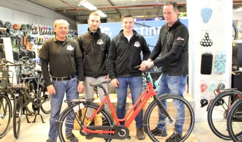 Ad, André, Marius (De Fietsen van Capelle) en Jan (De Fietsen van Ambacht). (Foto Annemarie van der Ploeg)