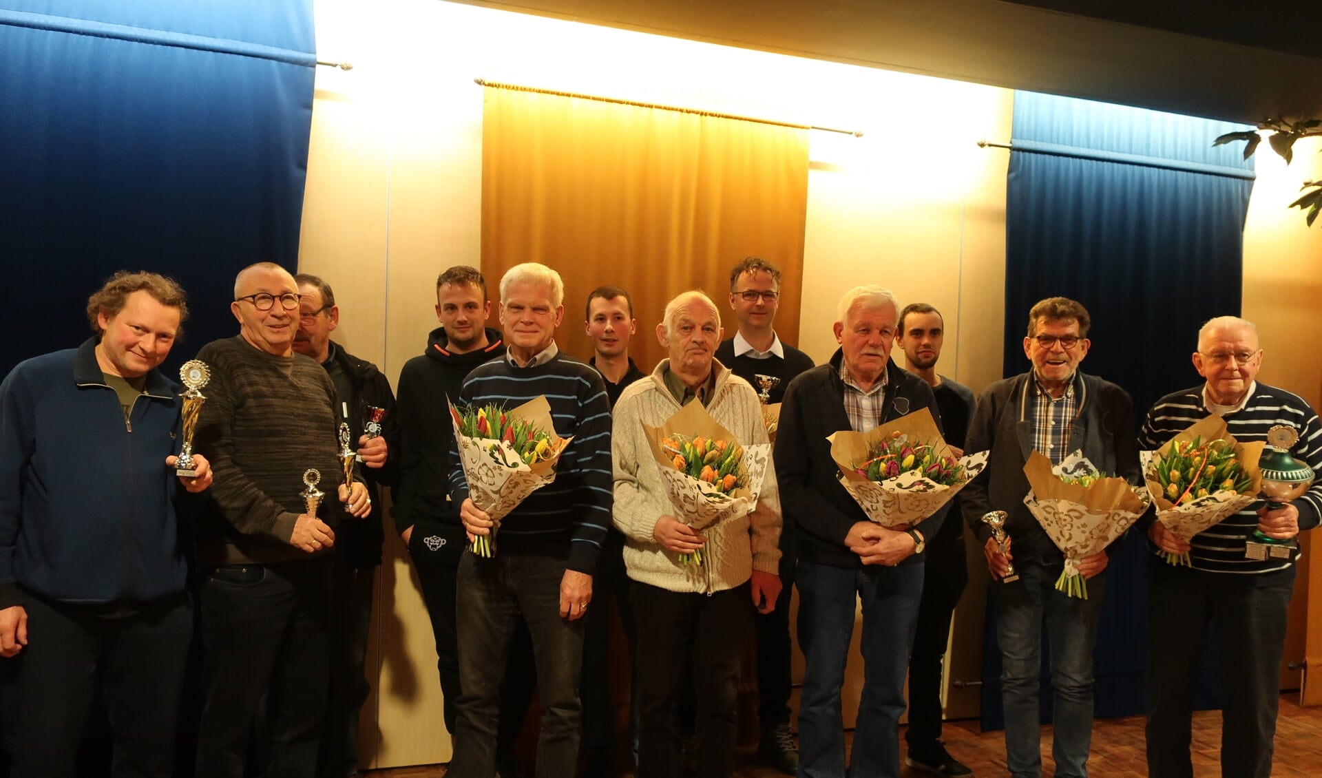 • De kampioenen en jubilarissen, met op de voorste rij, 3e van links J. Muilwijk 50 jaar lid, 4e B.P. v/d Linden, 5e van links B. van Hof beiden 40 jaar lid en verder alle kampioenen.