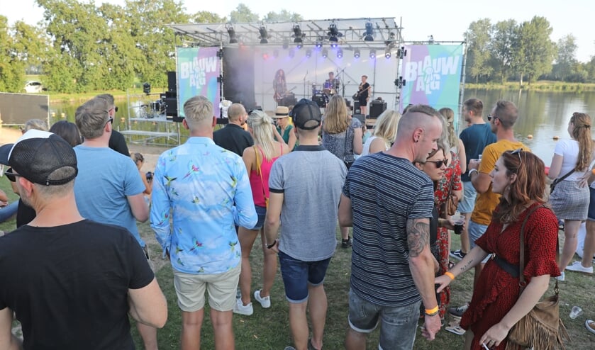 • Het Blauwalg Festival was vorig jaar een succes; honderden bezoekers kwamen naar de Slingelandse Plassen.