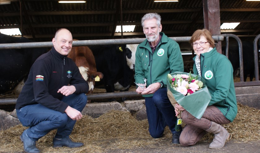 • Gerard Roeling en zijn vrouw Marion, met links op de foto Arjan Vriend, directeur-bestuurder SLG.