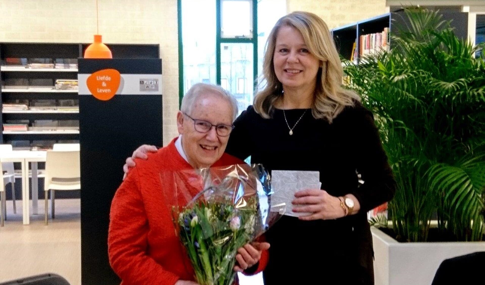 • Sofie den Hoed krijgt bloemen overhandigd voor haar jarenlange vrijwilligerswerk.