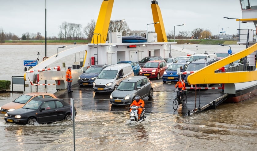 Maandagavond werd de veerpont bij Schoonhoven uit de vaart genomen vanwege de extreem hoge waterstand in de Lek.