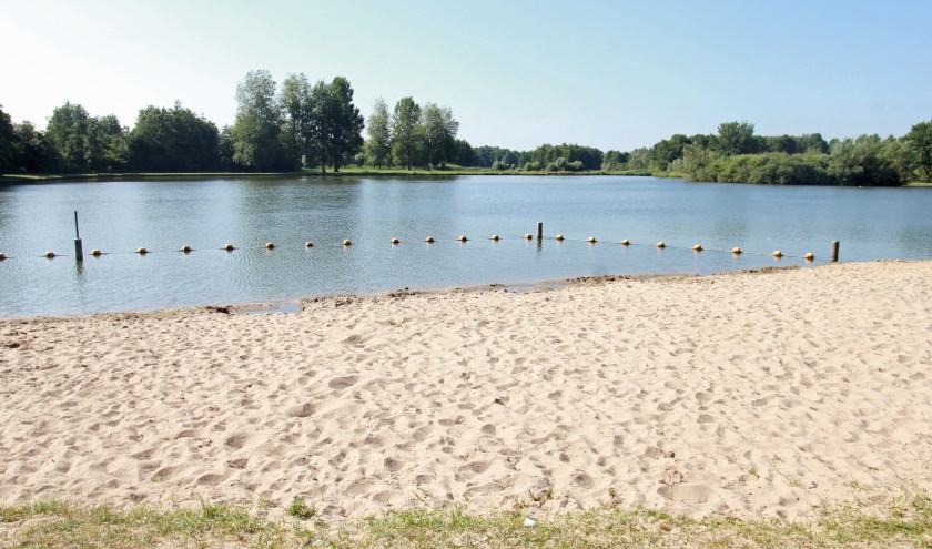 • Het strandje van de Slingelandse Plassen.