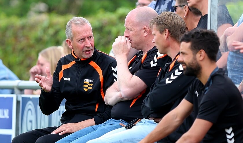• Hens de With (m) luistert, trainer Gerrit Molenaar doceert.